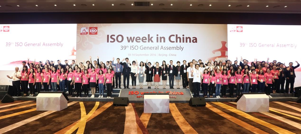 自愿者们整体上台，，，，，，，全场为自愿者们致以长时间掌声体现谢谢